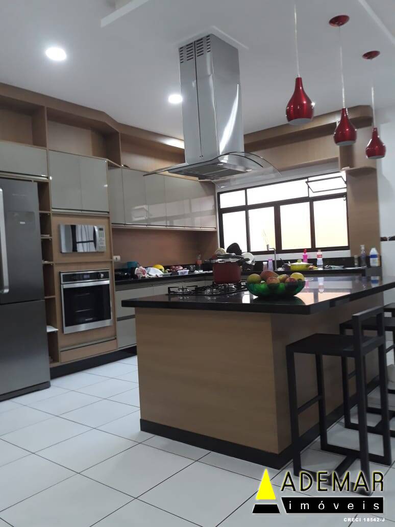 Casa, 4 quartos, 299 m² - Foto 1