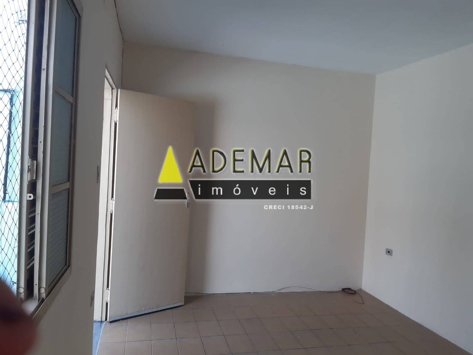 Casa à venda com 8 quartos, 200m² - Foto 3