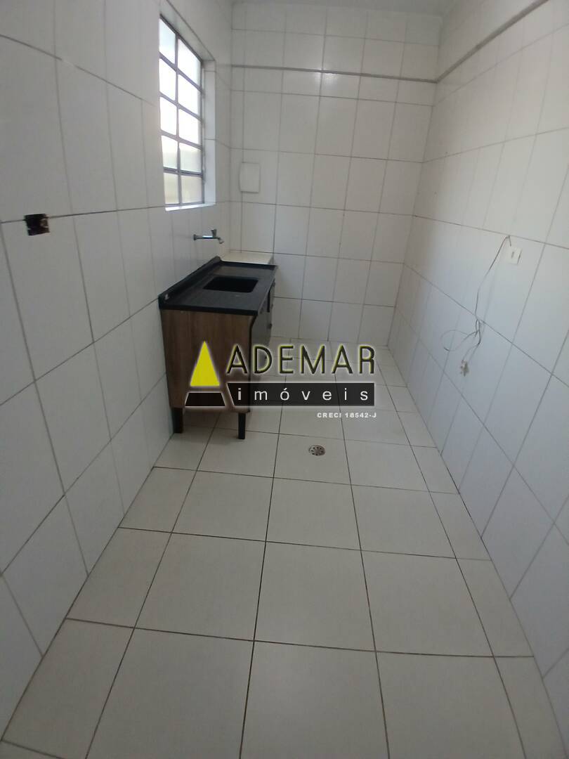 Casa à venda com 2 quartos, 60m² - Foto 4
