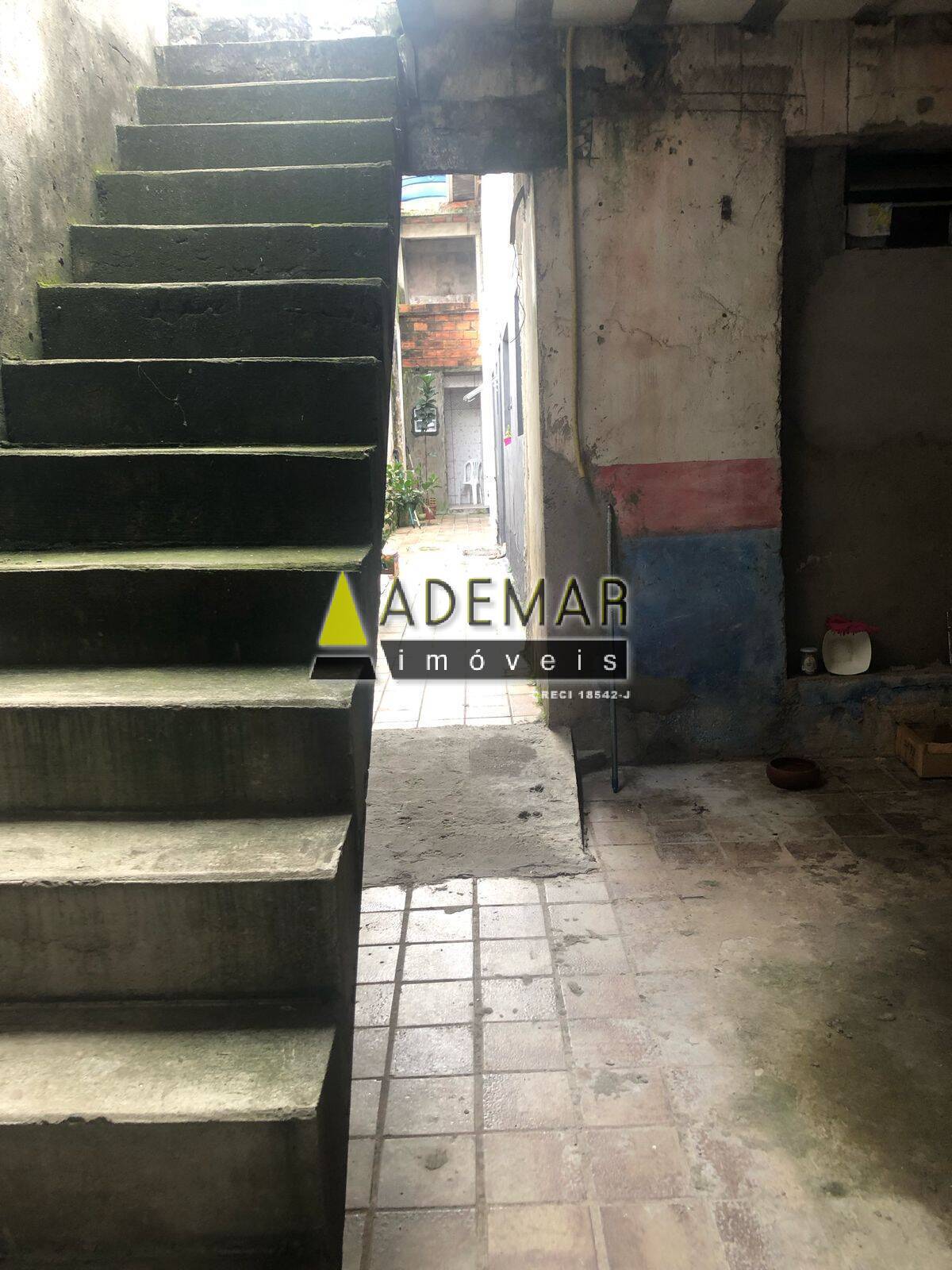 Casa à venda com 3 quartos, 225m² - Foto 1
